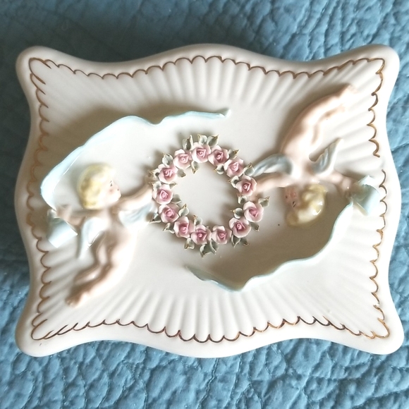 Lee Wollard Other - Vintage Lee Wollard #215 bone china cherubs and floral wreath trinket box